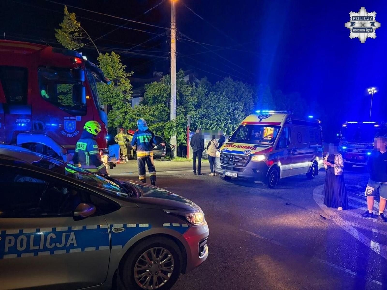 Zdjęcie w galerii na portalu naszwodzislaw.com: Głośna muzyka i chwila nieuwagi. Groźny wypadek w Połomi z udziałem dwóch aut wiadomości z regionu