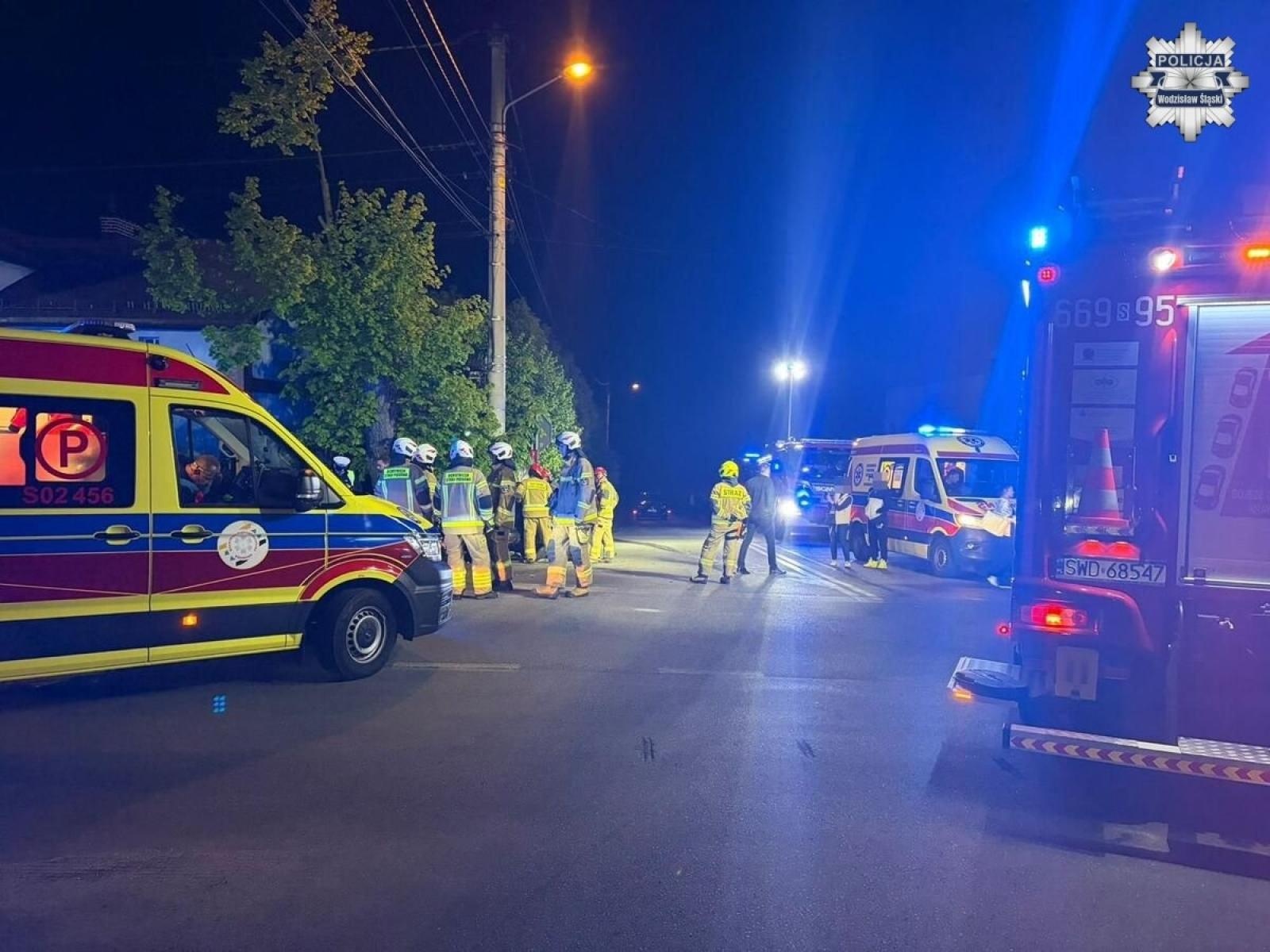 Zdjęcie w galerii na portalu naszwodzislaw.com: Głośna muzyka i chwila nieuwagi. Groźny wypadek w Połomi z udziałem dwóch aut wiadomości z regionu