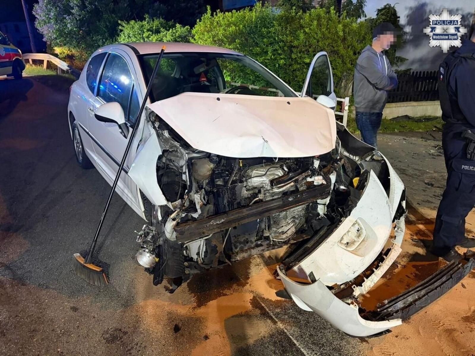 Zdjęcie w galerii na portalu naszwodzislaw.com: Głośna muzyka i chwila nieuwagi. Groźny wypadek w Połomi z udziałem dwóch aut wiadomości z regionu