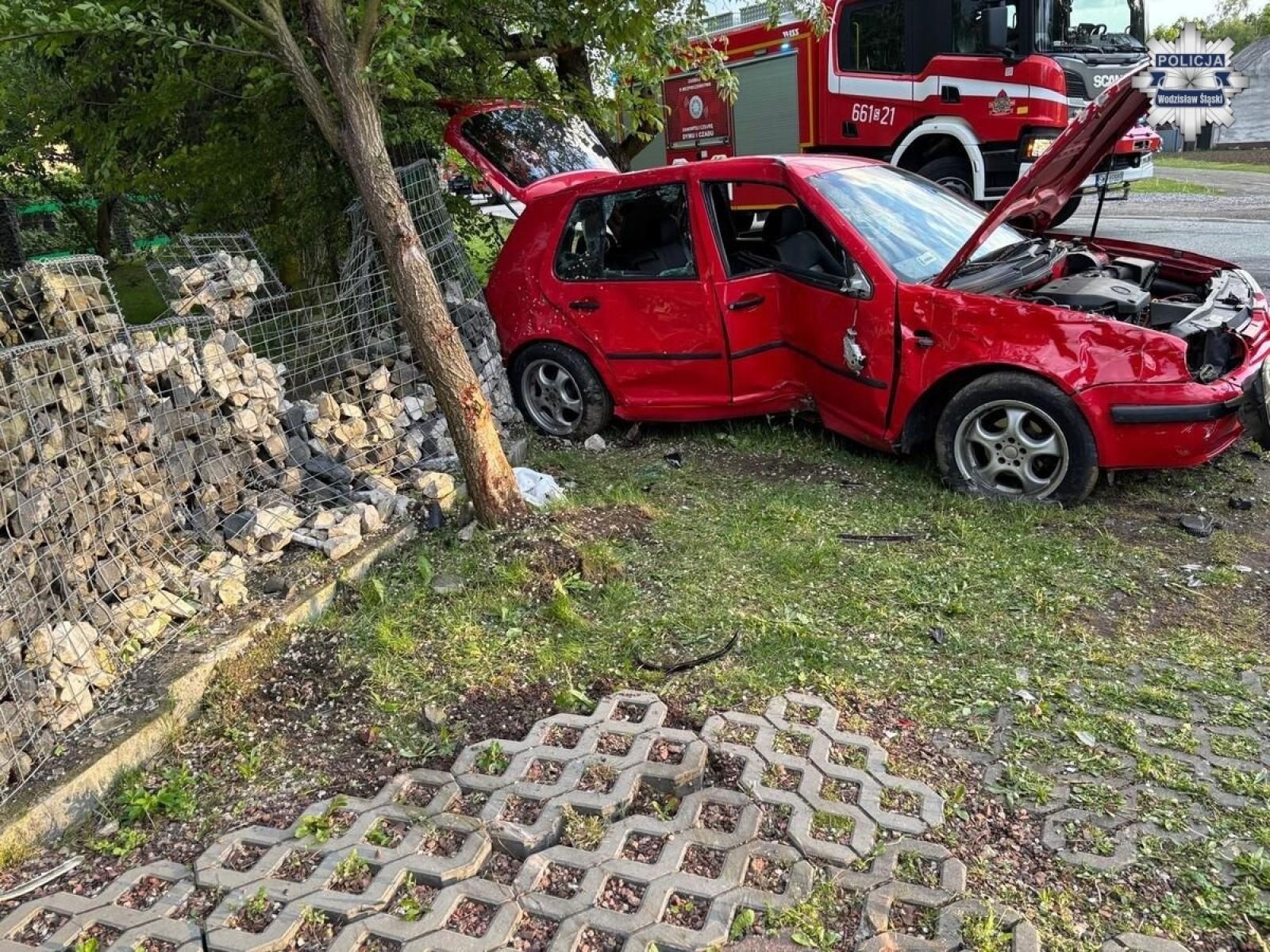 Zdjęcie w galerii na portalu naszwodzislaw.com: Poważny wypadek w Wodzisławiu Śląskim. Trzy osoby w szpitalu, w tym dziecko w ciężkim stanie wiadomości z regionu