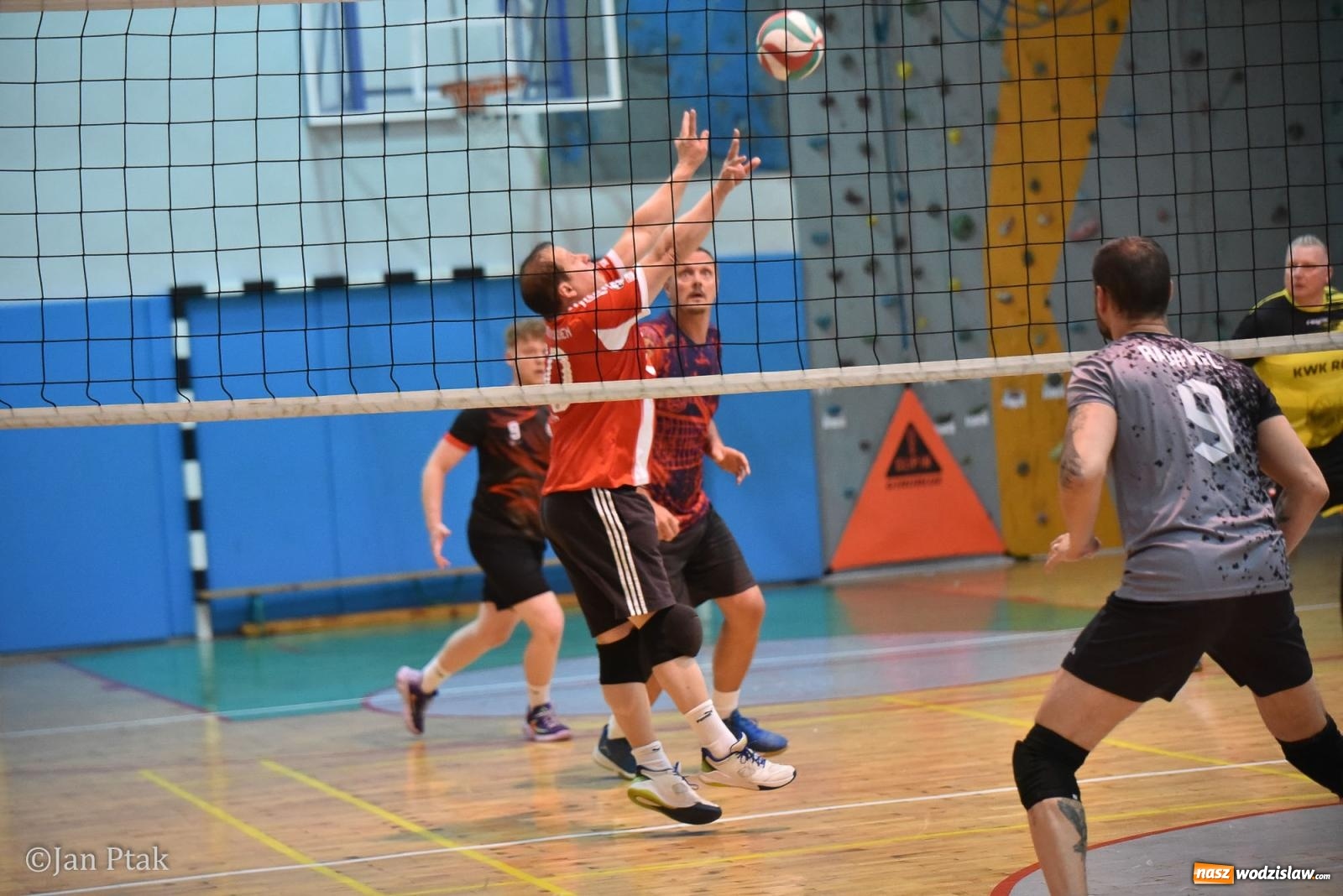 Zdjęcie w galerii na portalu naszwodzislaw.com: Omerta lepsza w sezonie, Pszów lepszy w finale. Wielkie emocje w ALS Volley Amigos 35 [FOTO] wiadomości z regionu