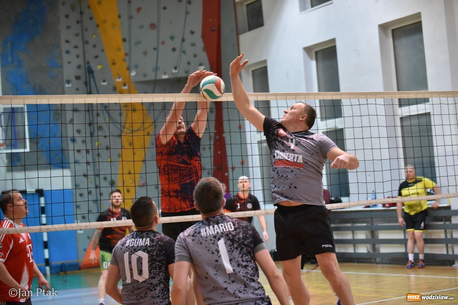 Zdjęcie w galerii na portalu naszwodzislaw.com: Omerta lepsza w sezonie, Pszów lepszy w finale. Wielkie emocje w ALS Volley Amigos 35 [FOTO] wiadomości z regionu