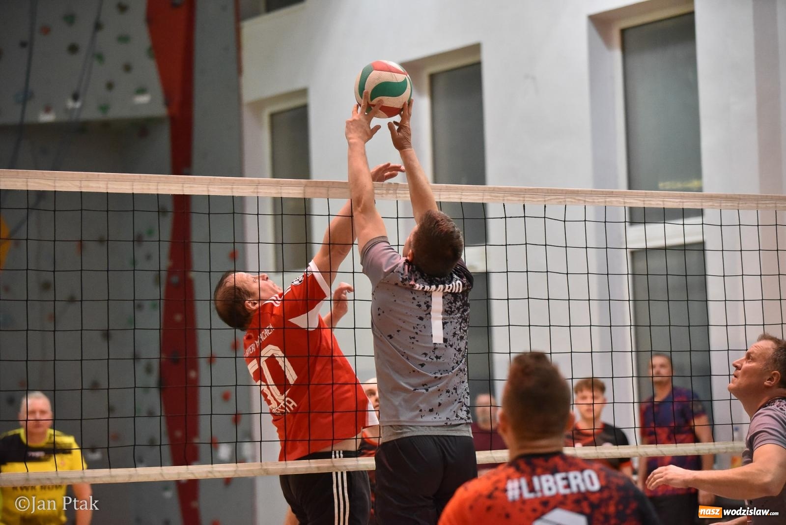Zdjęcie w galerii na portalu naszwodzislaw.com: Omerta lepsza w sezonie, Pszów lepszy w finale. Wielkie emocje w ALS Volley Amigos 35 [FOTO] wiadomości z regionu