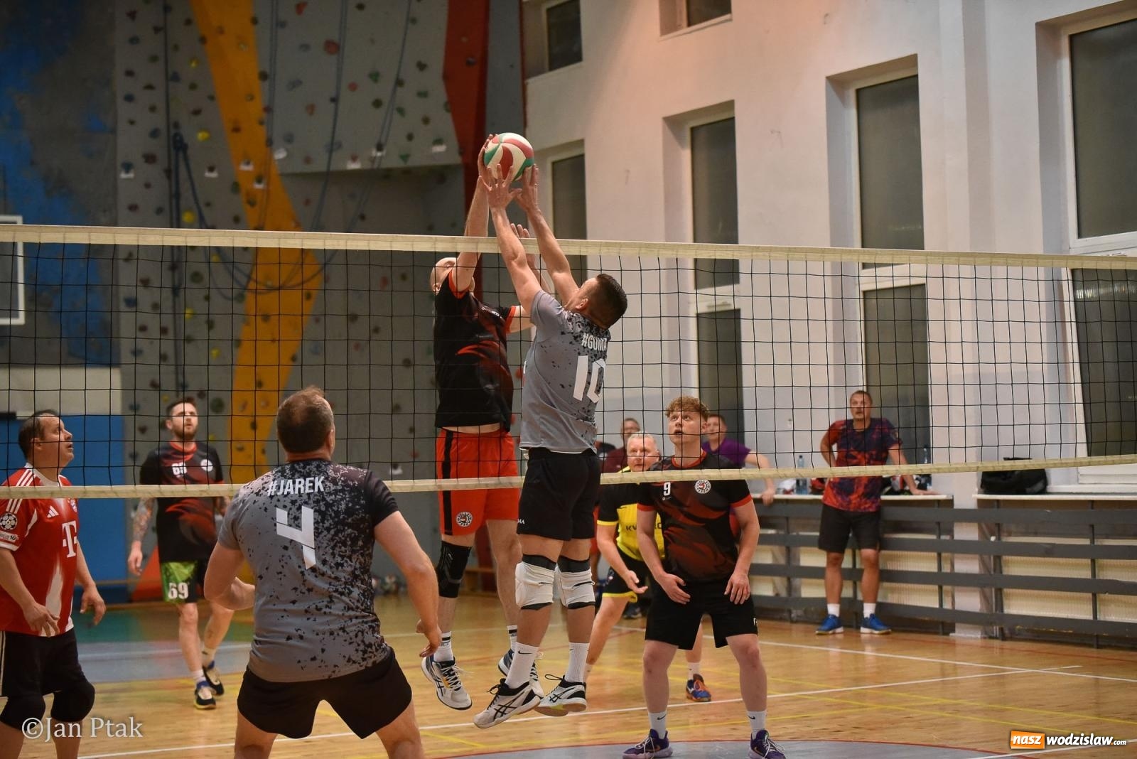 Zdjęcie w galerii na portalu naszwodzislaw.com: Omerta lepsza w sezonie, Pszów lepszy w finale. Wielkie emocje w ALS Volley Amigos 35 [FOTO] wiadomości z regionu