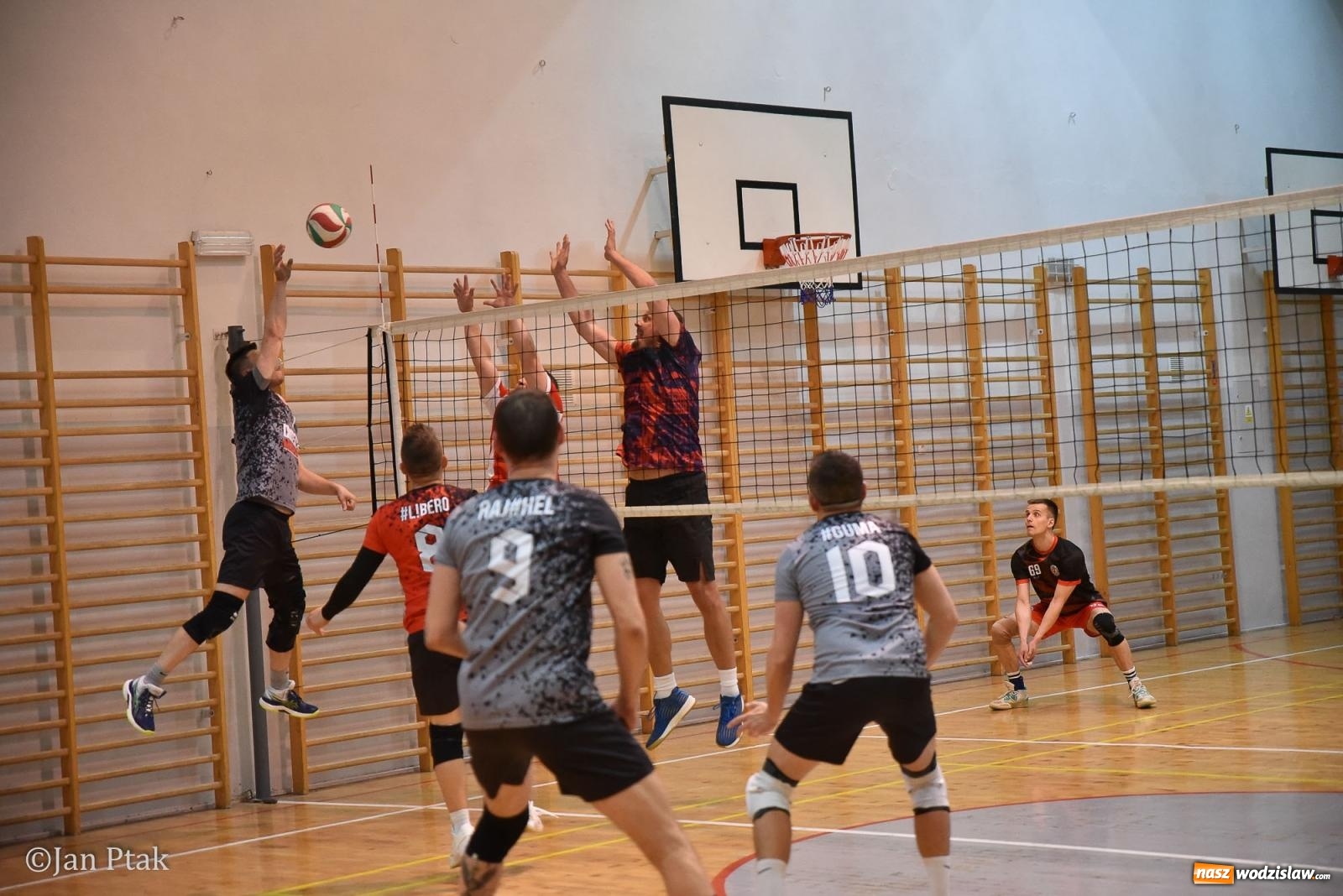 Zdjęcie w galerii na portalu naszwodzislaw.com: Omerta lepsza w sezonie, Pszów lepszy w finale. Wielkie emocje w ALS Volley Amigos 35 [FOTO] wiadomości z regionu