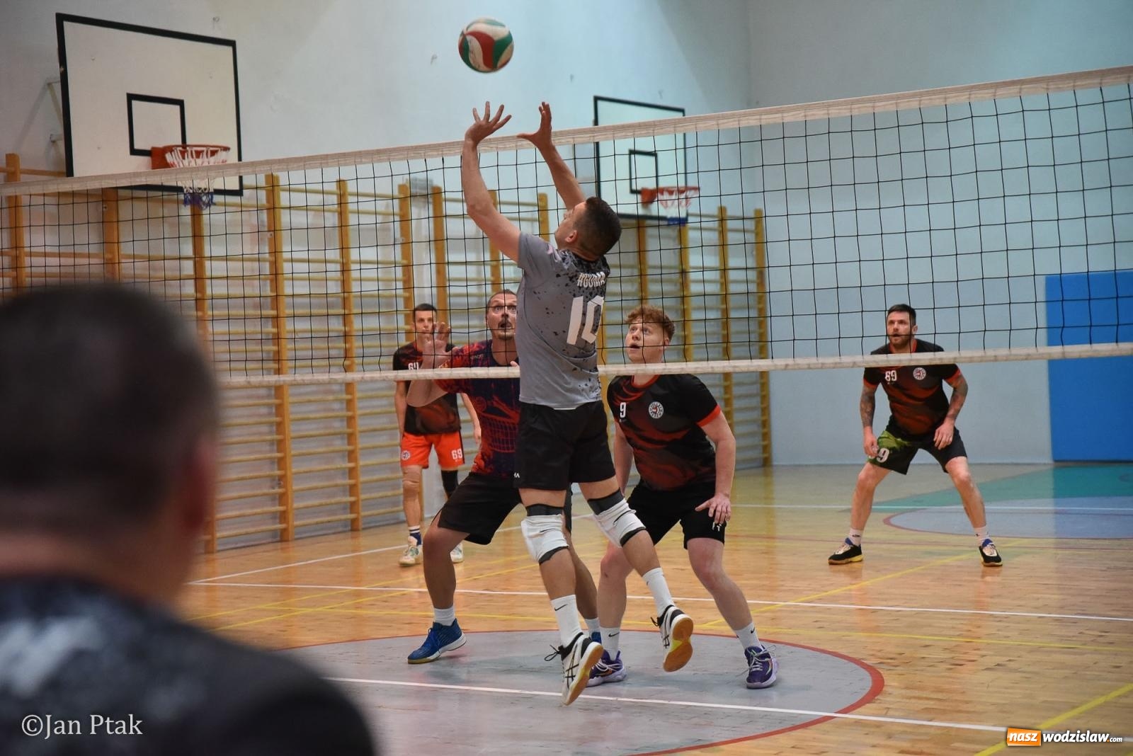 Zdjęcie w galerii na portalu naszwodzislaw.com: Omerta lepsza w sezonie, Pszów lepszy w finale. Wielkie emocje w ALS Volley Amigos 35 [FOTO] wiadomości z regionu