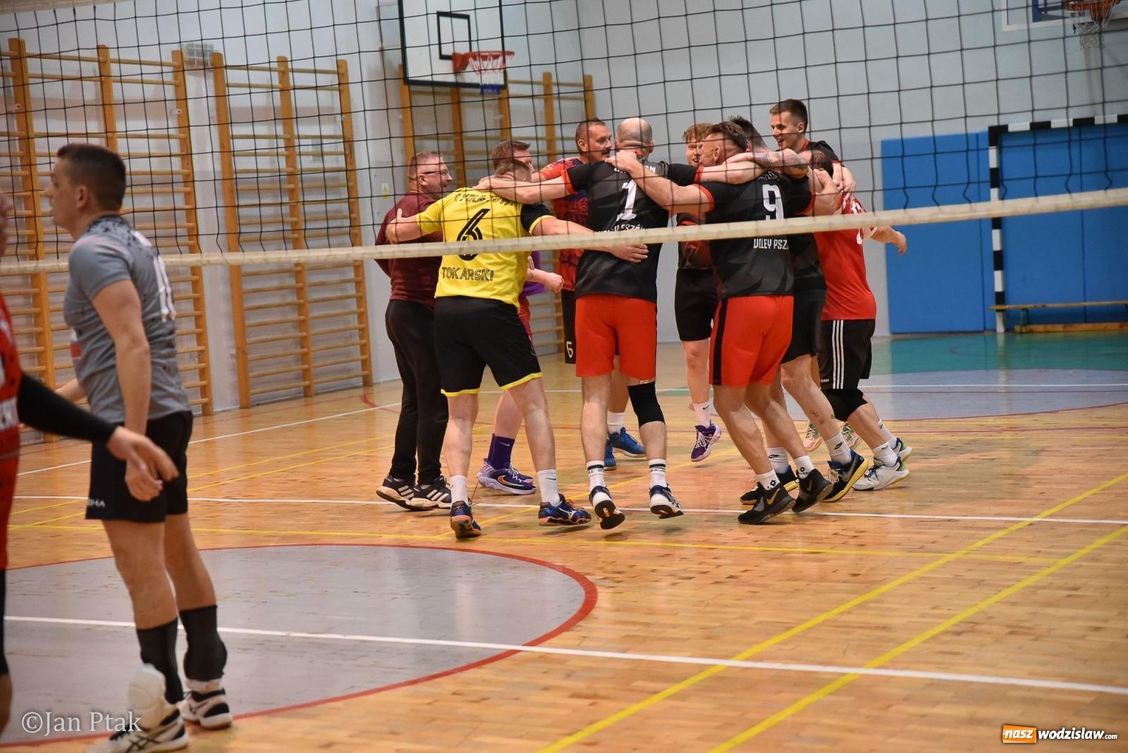 Zdjęcie w galerii na portalu naszwodzislaw.com: Omerta lepsza w sezonie, Pszów lepszy w finale. Wielkie emocje w ALS Volley Amigos 35 [FOTO] wiadomości z regionu