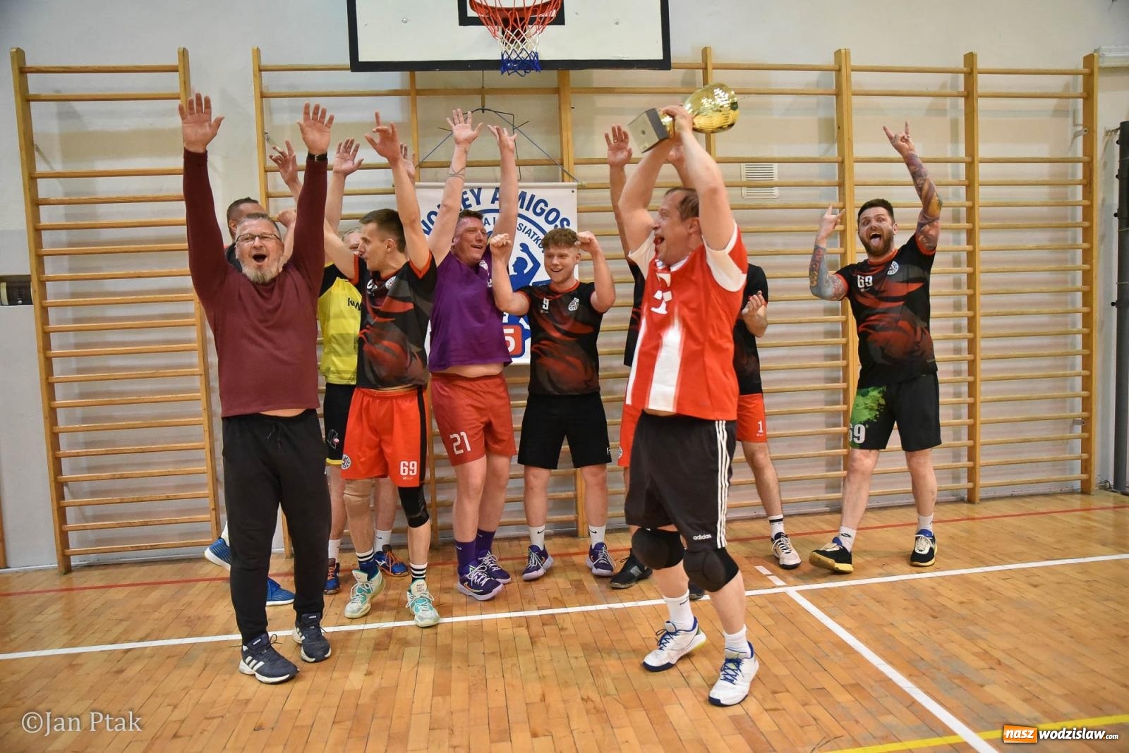 Zdjęcie w galerii na portalu naszwodzislaw.com: Omerta lepsza w sezonie, Pszów lepszy w finale. Wielkie emocje w ALS Volley Amigos 35 [FOTO] wiadomości z regionu