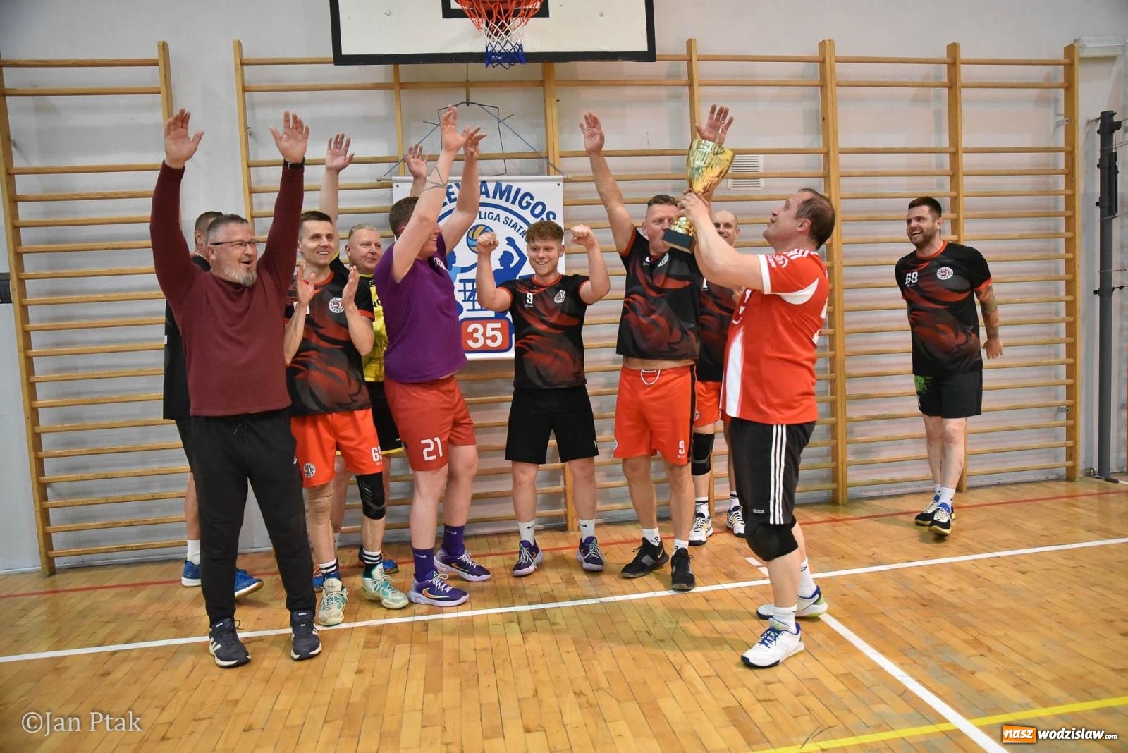 Zdjęcie w galerii na portalu naszwodzislaw.com: Omerta lepsza w sezonie, Pszów lepszy w finale. Wielkie emocje w ALS Volley Amigos 35 [FOTO] wiadomości z regionu