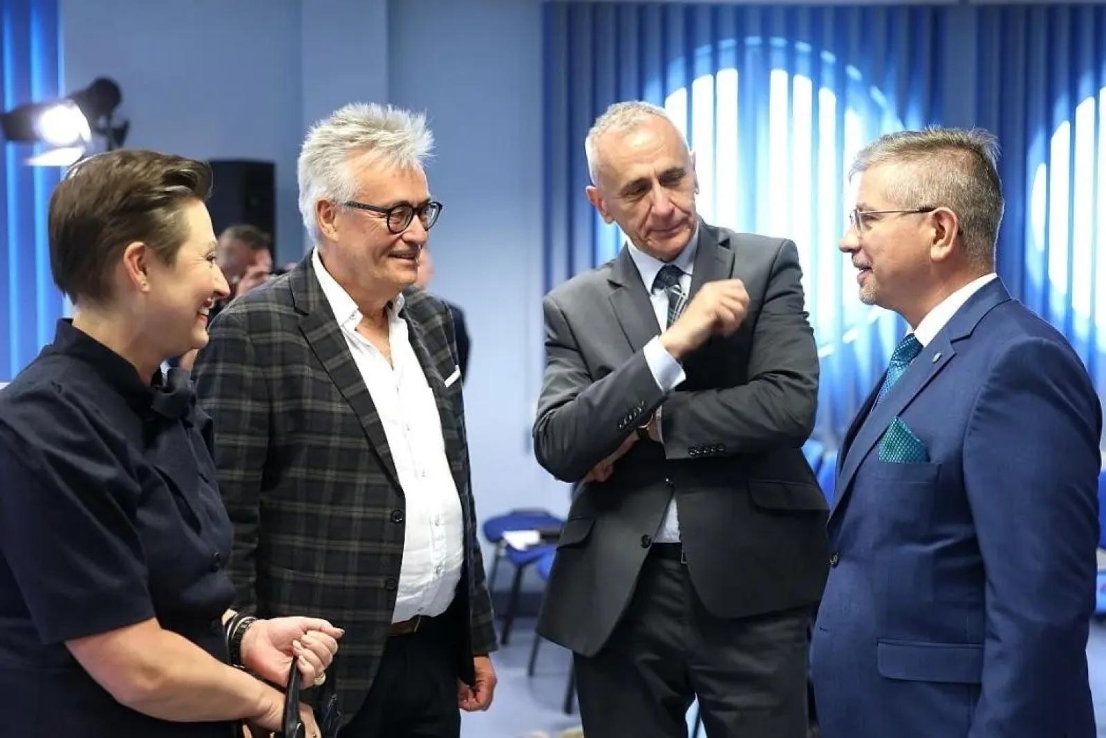 Zdjęcie w galerii na portalu naszwodzislaw.com: Nowoczesny sprzęt do terapii pacjentów onkologicznych jest już na Śląsku wiadomości z regionu