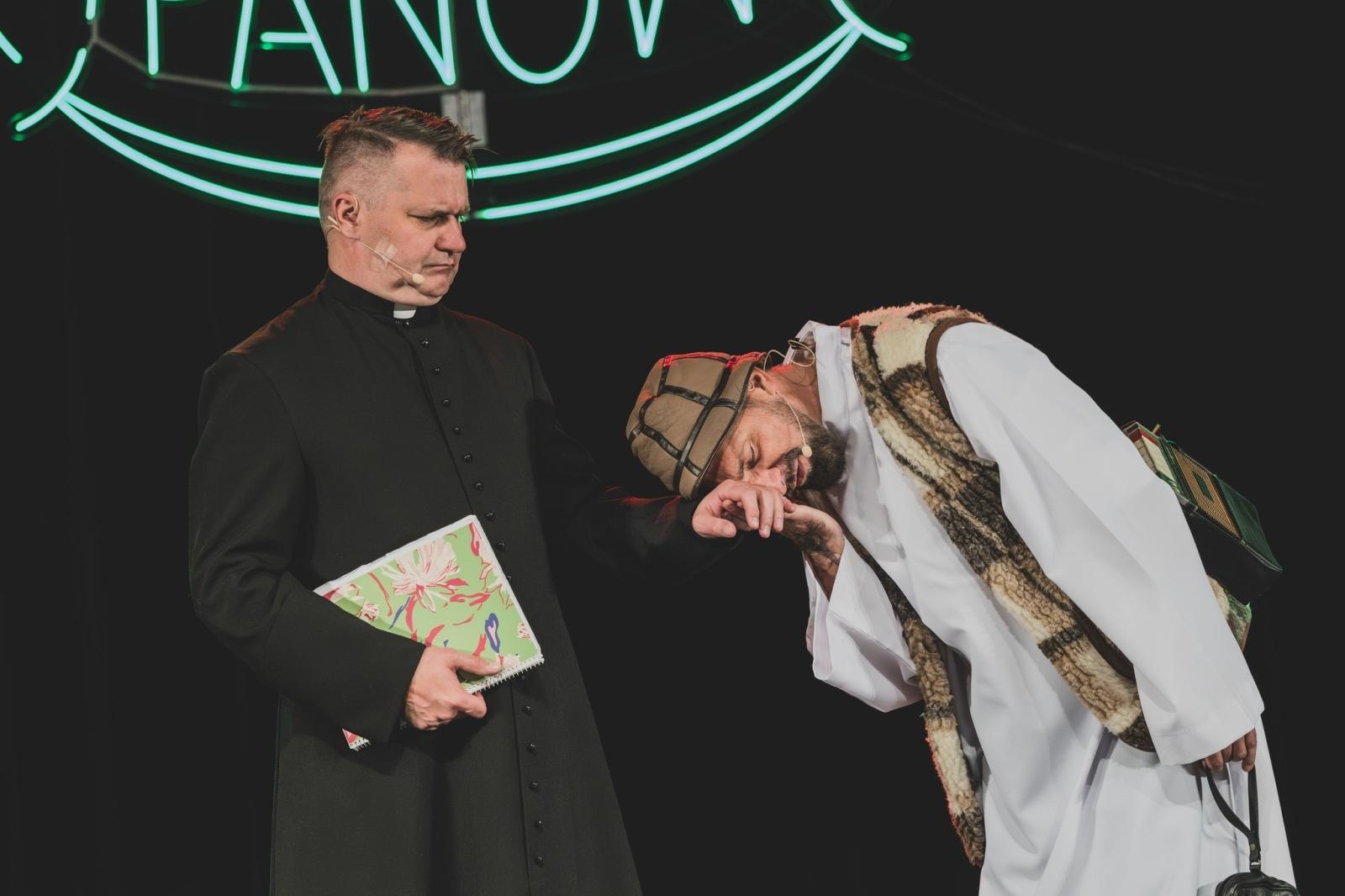 Zdjęcie w galerii na portalu naszwodzislaw.com: Kabaret Młodych Panów rozbawił Wodzisław do łez. Jubileuszowy występ zachwycił publiczność [FOTO] wiadomości z regionu