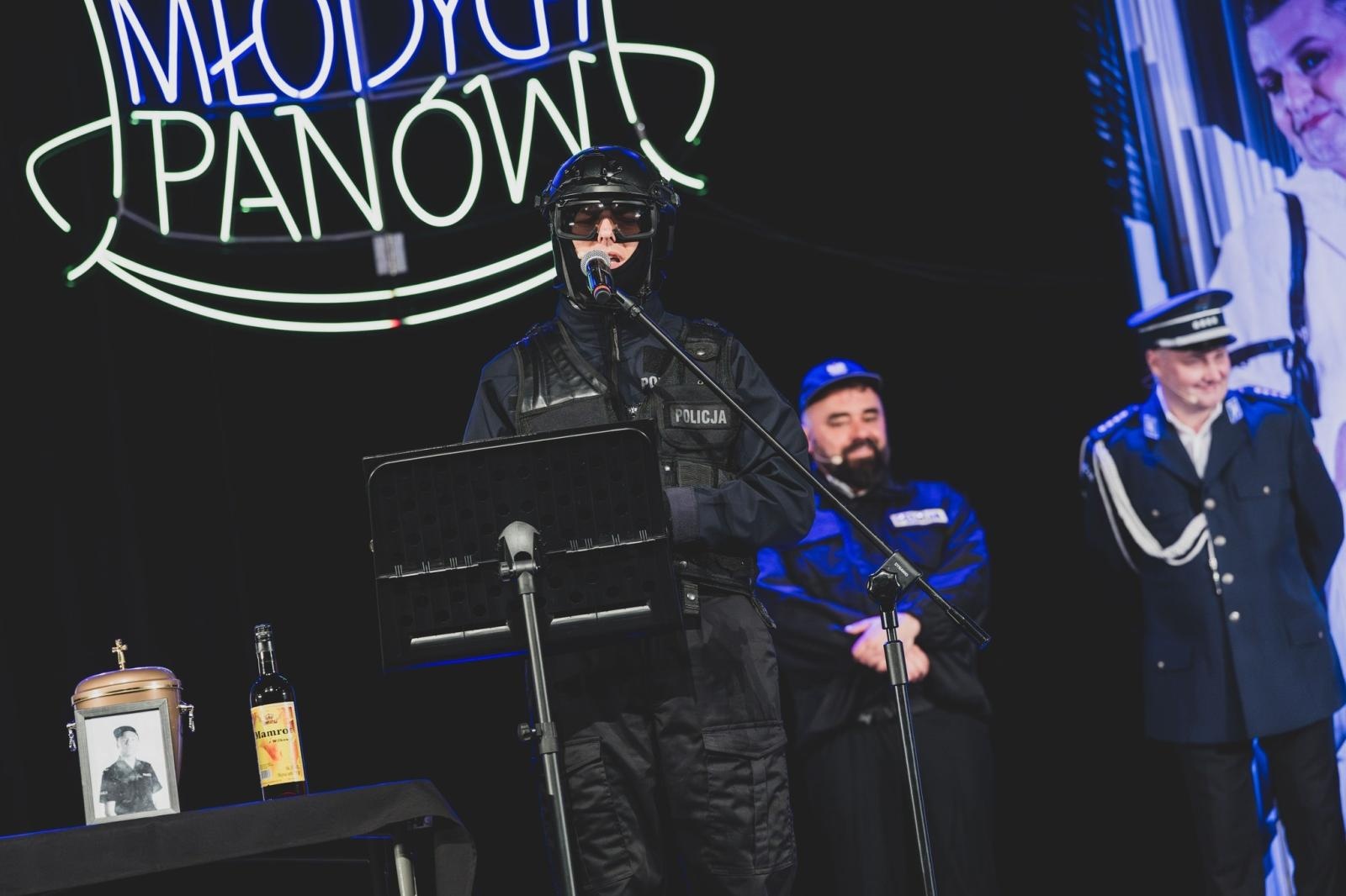 Zdjęcie w galerii na portalu naszwodzislaw.com: Kabaret Młodych Panów rozbawił Wodzisław do łez. Jubileuszowy występ zachwycił publiczność [FOTO] wiadomości z regionu