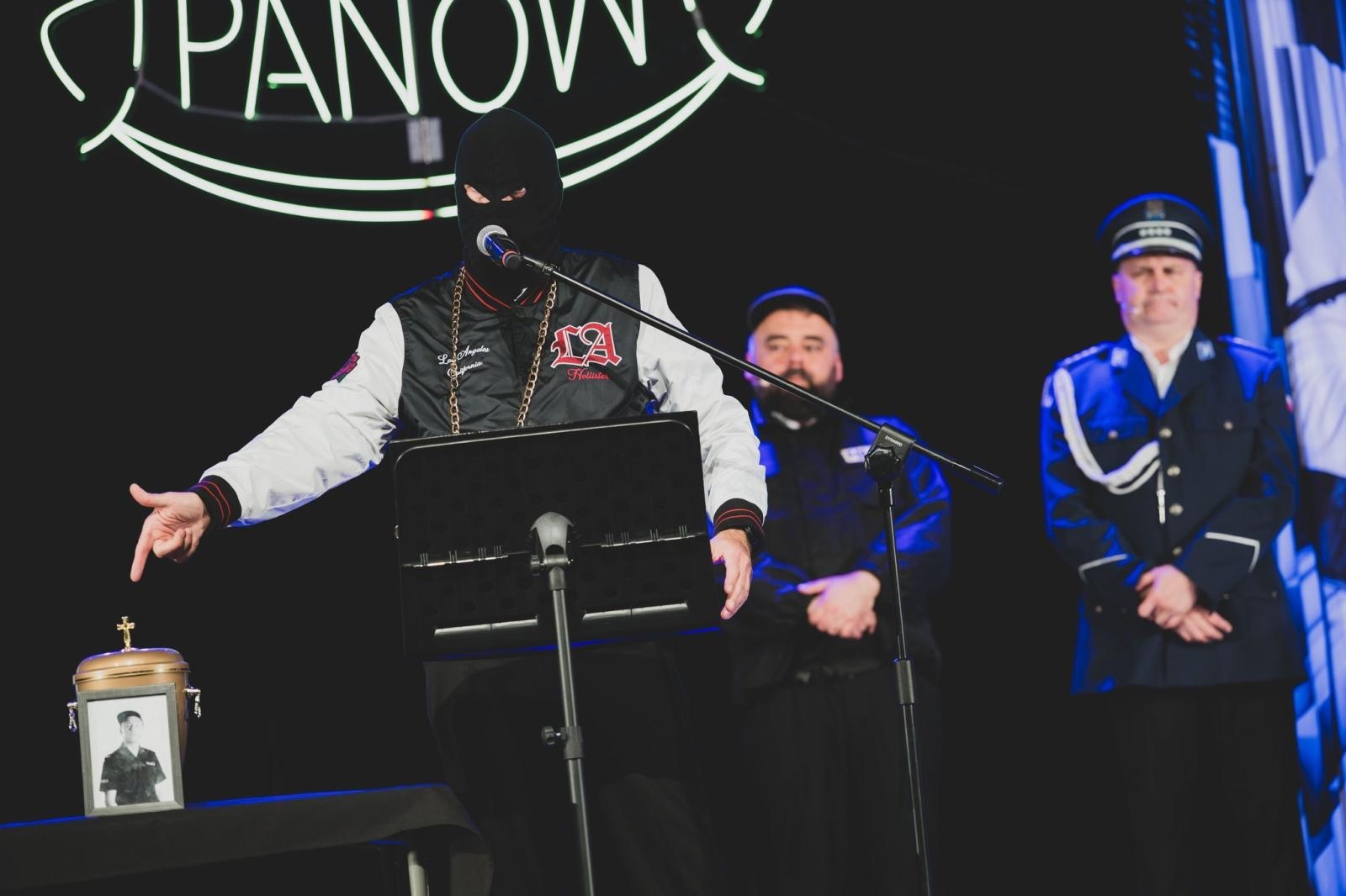 Zdjęcie w galerii na portalu naszwodzislaw.com: Kabaret Młodych Panów rozbawił Wodzisław do łez. Jubileuszowy występ zachwycił publiczność [FOTO] wiadomości z regionu