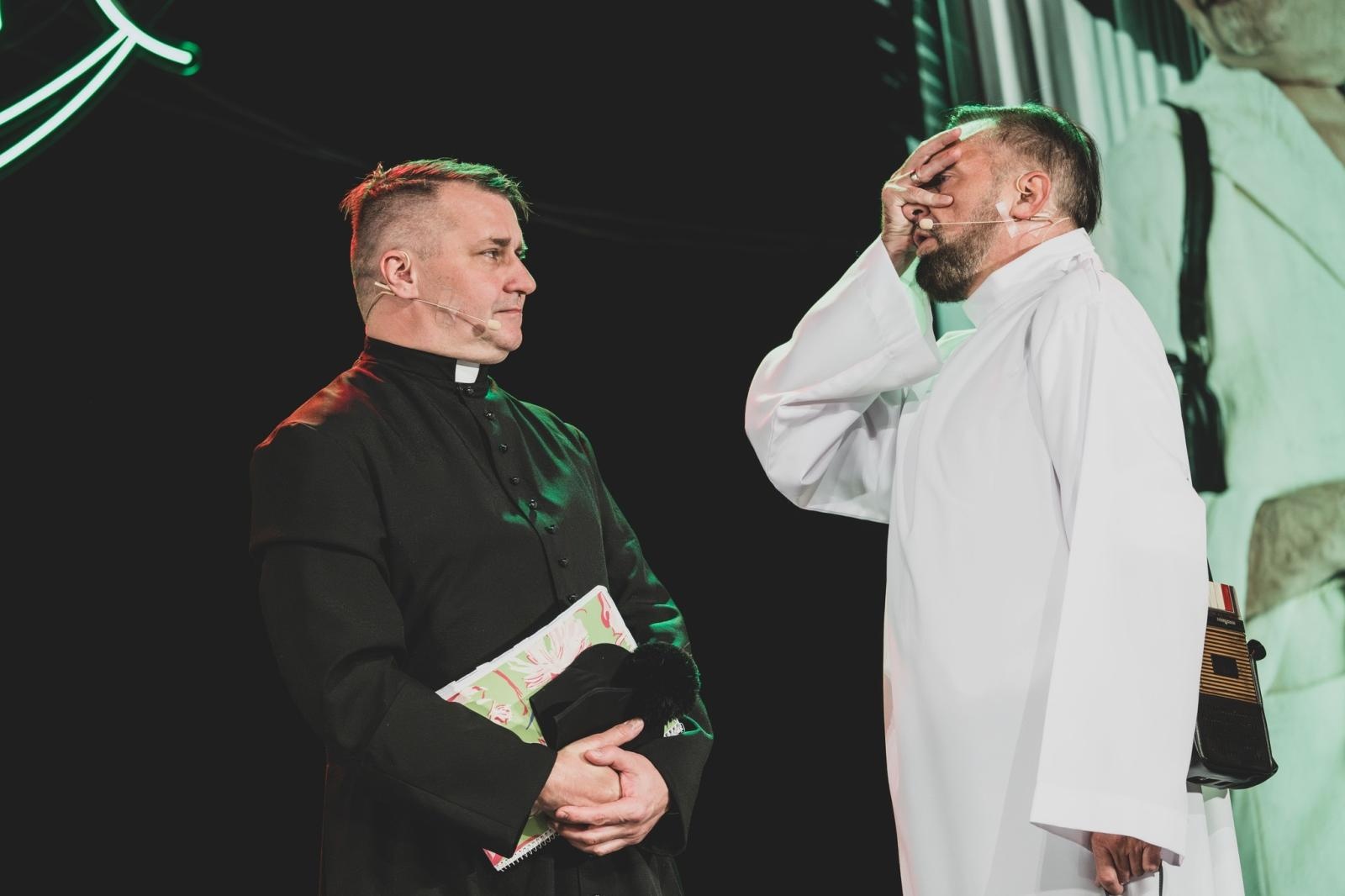 Zdjęcie w galerii na portalu naszwodzislaw.com: Kabaret Młodych Panów rozbawił Wodzisław do łez. Jubileuszowy występ zachwycił publiczność [FOTO] wiadomości z regionu