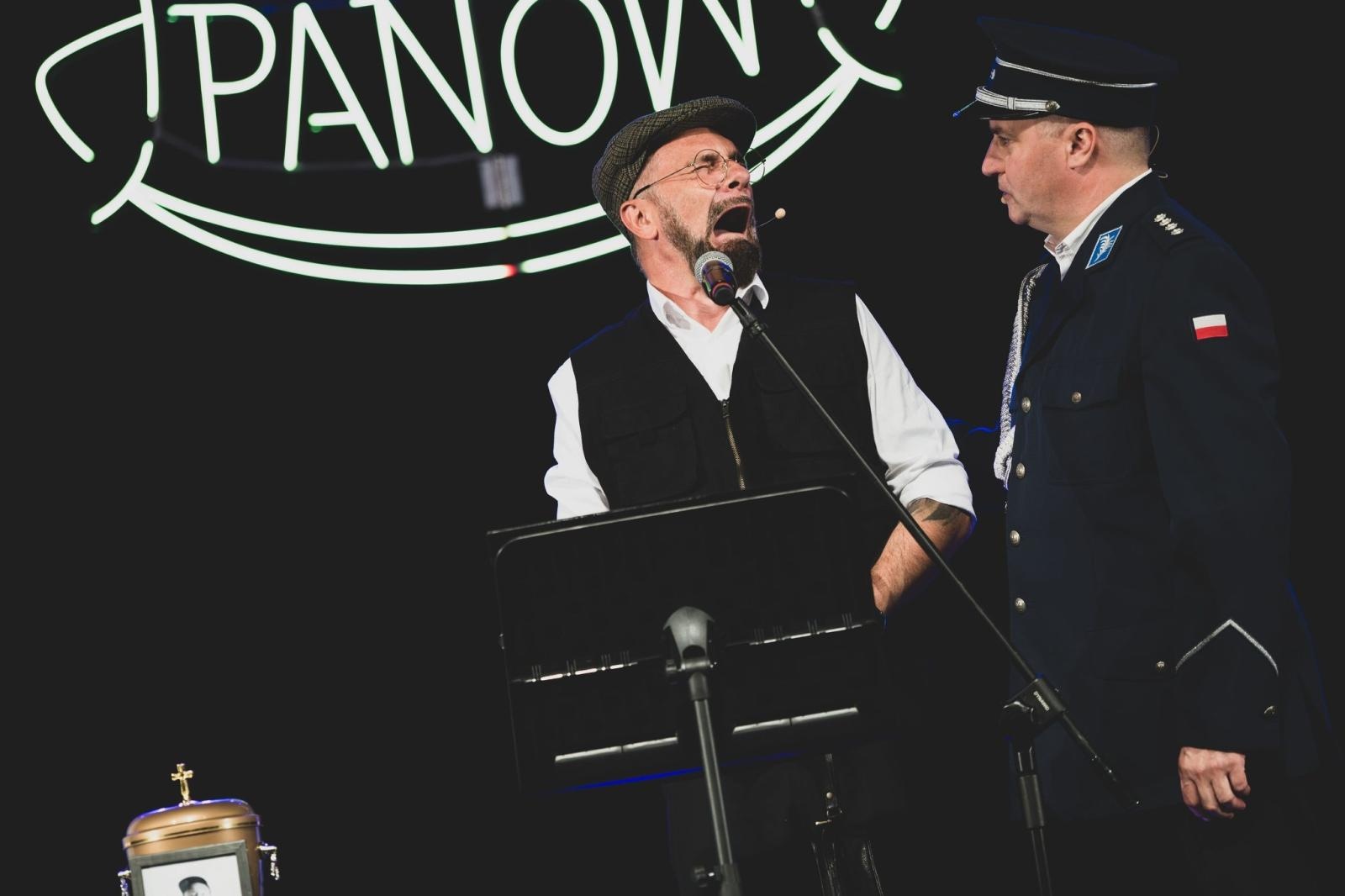 Zdjęcie w galerii na portalu naszwodzislaw.com: Kabaret Młodych Panów rozbawił Wodzisław do łez. Jubileuszowy występ zachwycił publiczność [FOTO] wiadomości z regionu