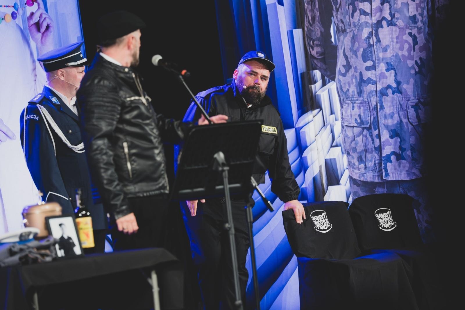 Zdjęcie w galerii na portalu naszwodzislaw.com: Kabaret Młodych Panów rozbawił Wodzisław do łez. Jubileuszowy występ zachwycił publiczność [FOTO] wiadomości z regionu