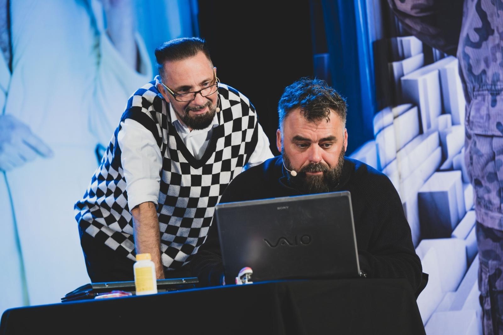 Zdjęcie w galerii na portalu naszwodzislaw.com: Kabaret Młodych Panów rozbawił Wodzisław do łez. Jubileuszowy występ zachwycił publiczność [FOTO] wiadomości z regionu