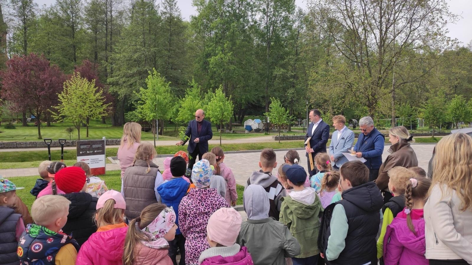 Zdjęcie w galerii na portalu naszwodzislaw.com: Dąb Pokoju w Mszanie. Symbol pamięci o Tragedii Górnośląskiej wiadomości z regionu