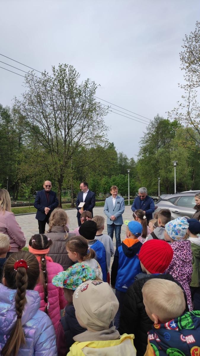 Zdjęcie w galerii na portalu naszwodzislaw.com: Dąb Pokoju w Mszanie. Symbol pamięci o Tragedii Górnośląskiej wiadomości z regionu