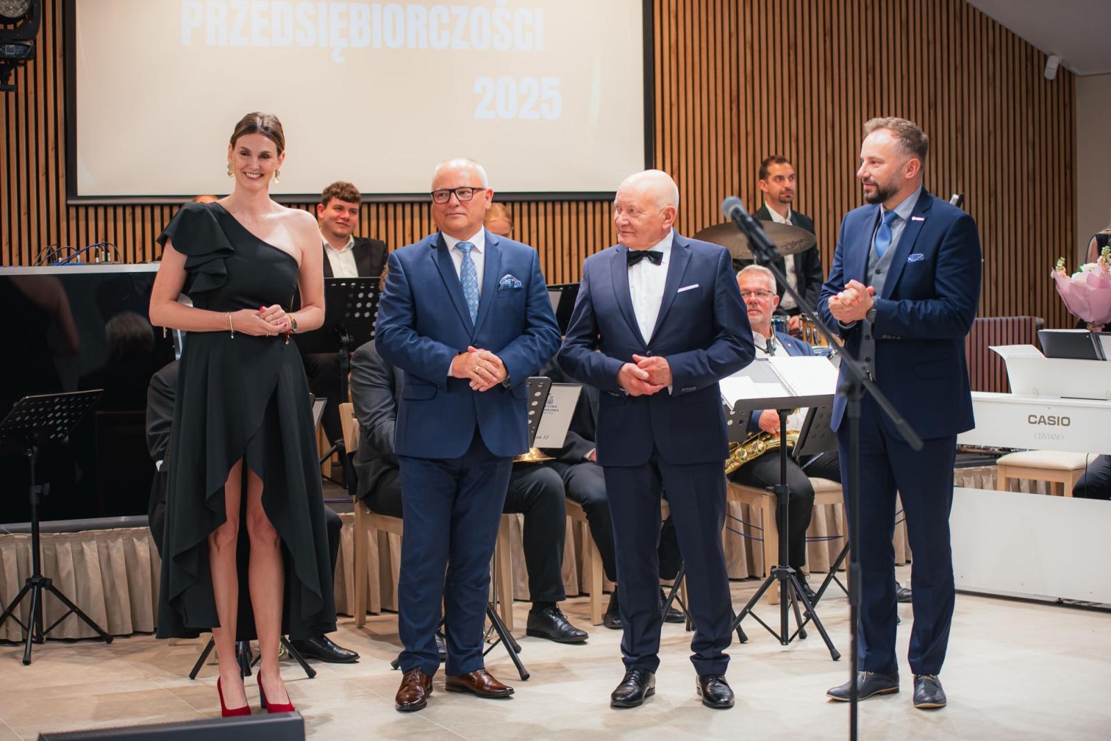 Zdjęcie w galerii na portalu naszwodzislaw.com: Liderzy przedsiębiorczości uhonorowani. Te firmy wyznaczają kierunek rozwoju regionu [FOTO] wiadomości z regionu