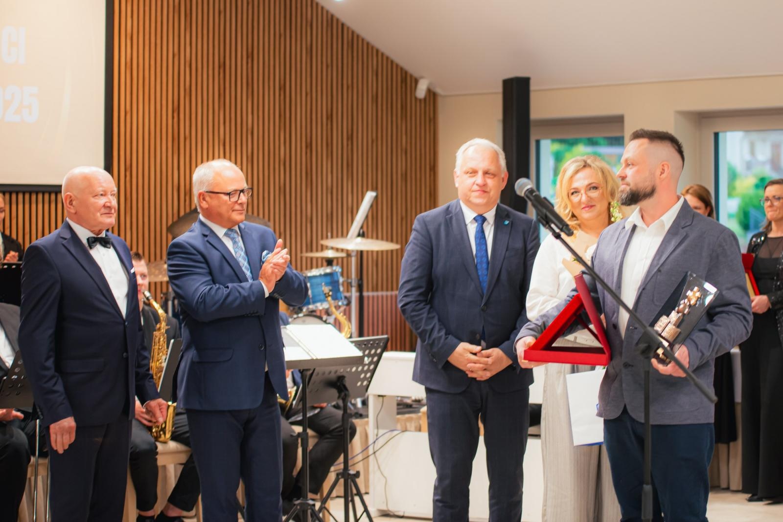 Zdjęcie w galerii na portalu naszwodzislaw.com: Liderzy przedsiębiorczości uhonorowani. Te firmy wyznaczają kierunek rozwoju regionu [FOTO] wiadomości z regionu