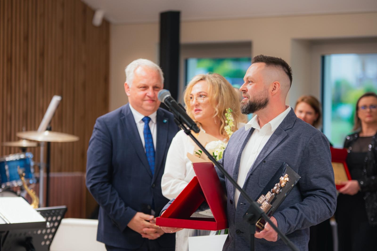 Zdjęcie w galerii na portalu naszwodzislaw.com: Liderzy przedsiębiorczości uhonorowani. Te firmy wyznaczają kierunek rozwoju regionu [FOTO] wiadomości z regionu