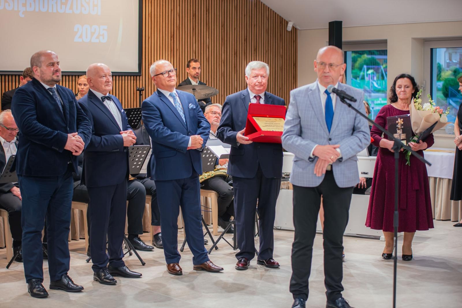 Zdjęcie w galerii na portalu naszwodzislaw.com: Liderzy przedsiębiorczości uhonorowani. Te firmy wyznaczają kierunek rozwoju regionu [FOTO] wiadomości z regionu