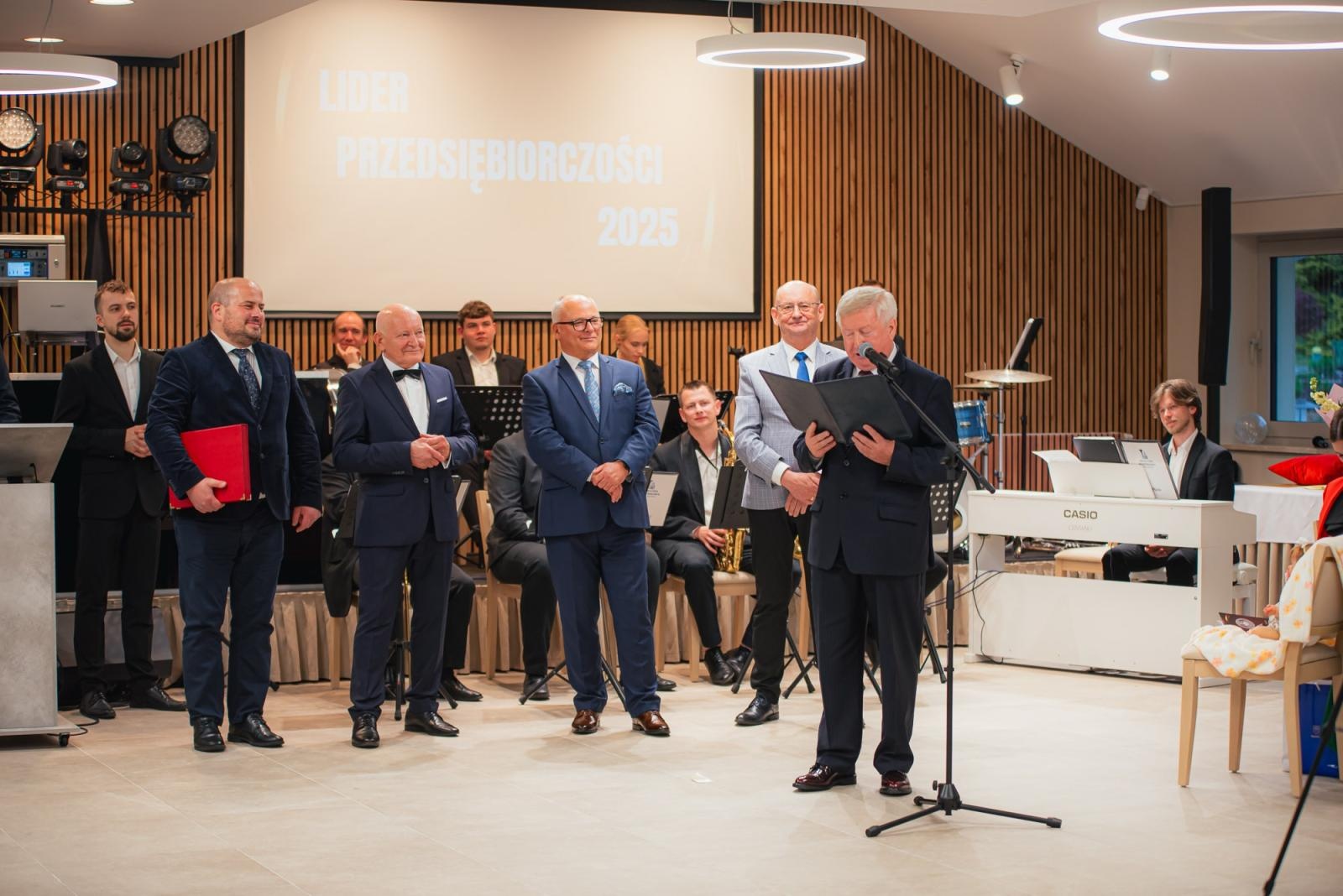 Zdjęcie w galerii na portalu naszwodzislaw.com: Liderzy przedsiębiorczości uhonorowani. Te firmy wyznaczają kierunek rozwoju regionu [FOTO] wiadomości z regionu