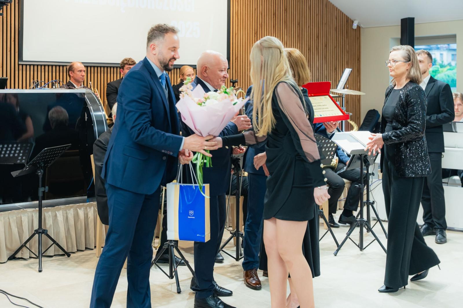 Zdjęcie w galerii na portalu naszwodzislaw.com: Liderzy przedsiębiorczości uhonorowani. Te firmy wyznaczają kierunek rozwoju regionu [FOTO] wiadomości z regionu