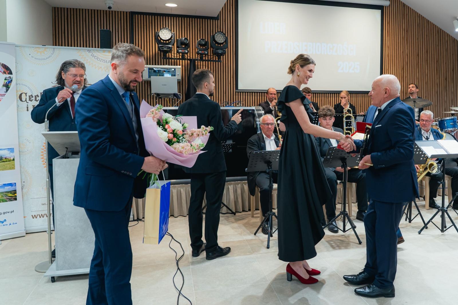 Zdjęcie w galerii na portalu naszwodzislaw.com: Liderzy przedsiębiorczości uhonorowani. Te firmy wyznaczają kierunek rozwoju regionu [FOTO] wiadomości z regionu