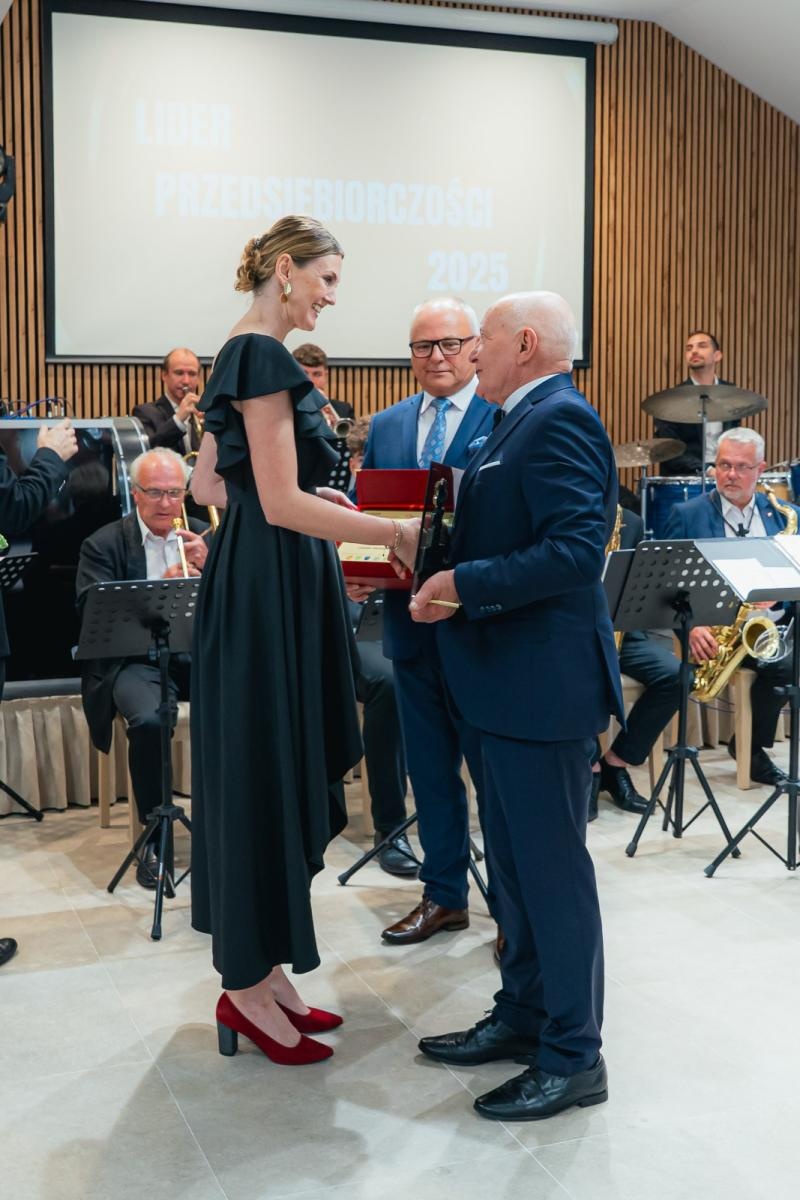 Zdjęcie w galerii na portalu naszwodzislaw.com: Liderzy przedsiębiorczości uhonorowani. Te firmy wyznaczają kierunek rozwoju regionu [FOTO] wiadomości z regionu