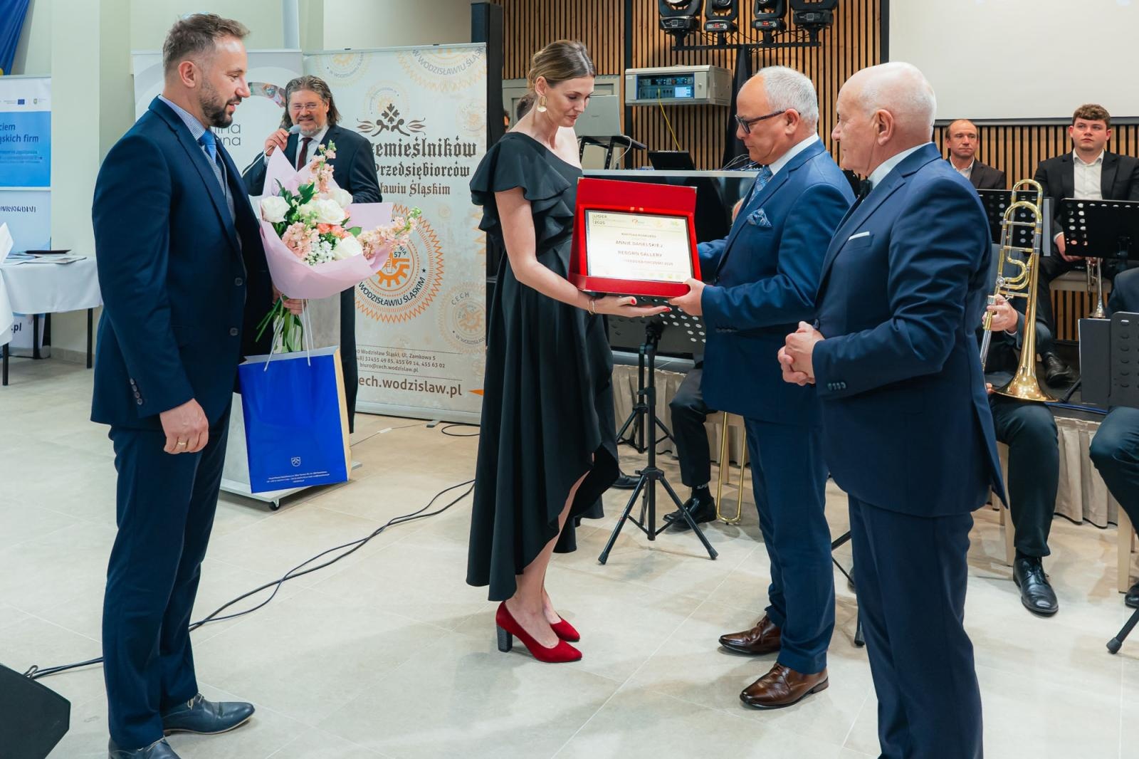 Zdjęcie w galerii na portalu naszwodzislaw.com: Liderzy przedsiębiorczości uhonorowani. Te firmy wyznaczają kierunek rozwoju regionu [FOTO] wiadomości z regionu