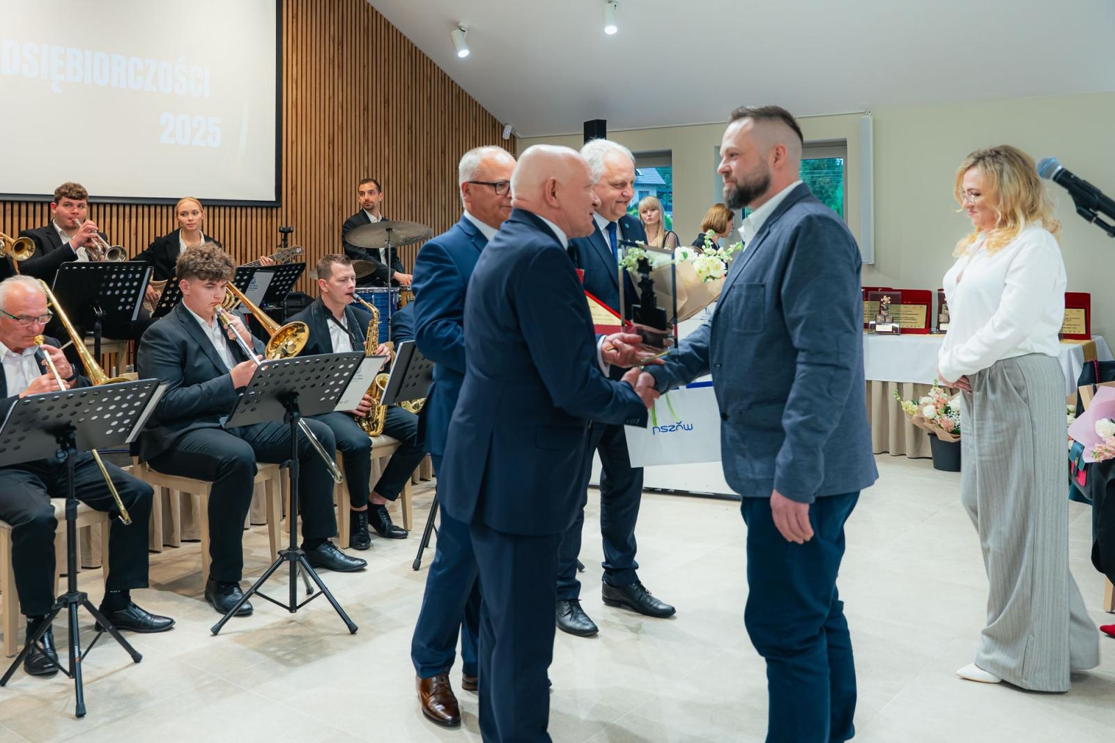Zdjęcie w galerii na portalu naszwodzislaw.com: Liderzy przedsiębiorczości uhonorowani. Te firmy wyznaczają kierunek rozwoju regionu [FOTO] wiadomości z regionu