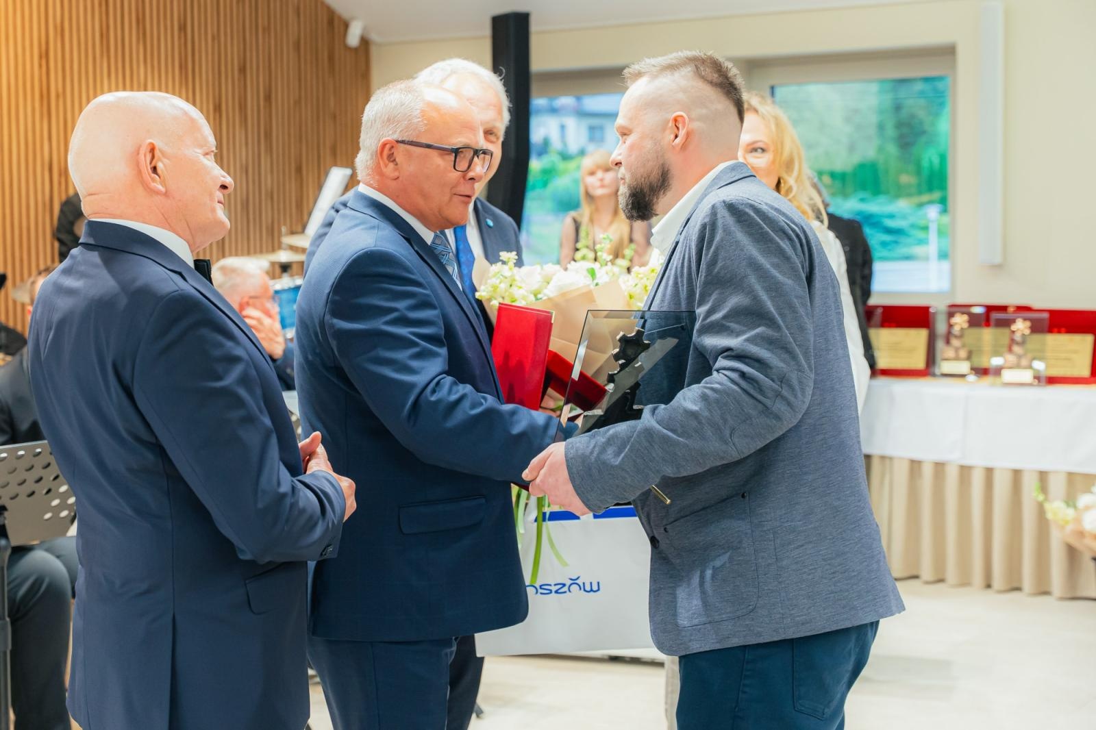 Zdjęcie w galerii na portalu naszwodzislaw.com: Liderzy przedsiębiorczości uhonorowani. Te firmy wyznaczają kierunek rozwoju regionu [FOTO] wiadomości z regionu