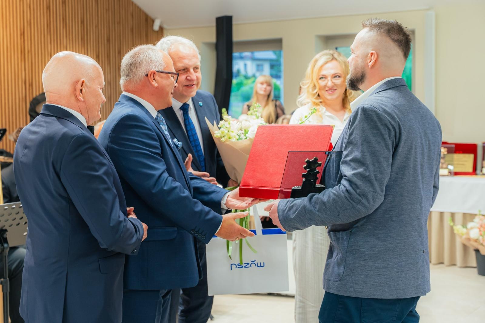 Zdjęcie w galerii na portalu naszwodzislaw.com: Liderzy przedsiębiorczości uhonorowani. Te firmy wyznaczają kierunek rozwoju regionu [FOTO] wiadomości z regionu