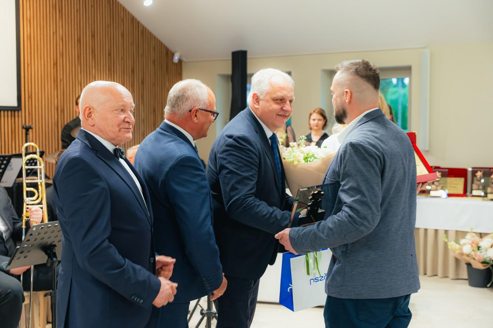 Zdjęcie w galerii na portalu naszwodzislaw.com: Liderzy przedsiębiorczości uhonorowani. Te firmy wyznaczają kierunek rozwoju regionu [FOTO] wiadomości z regionu