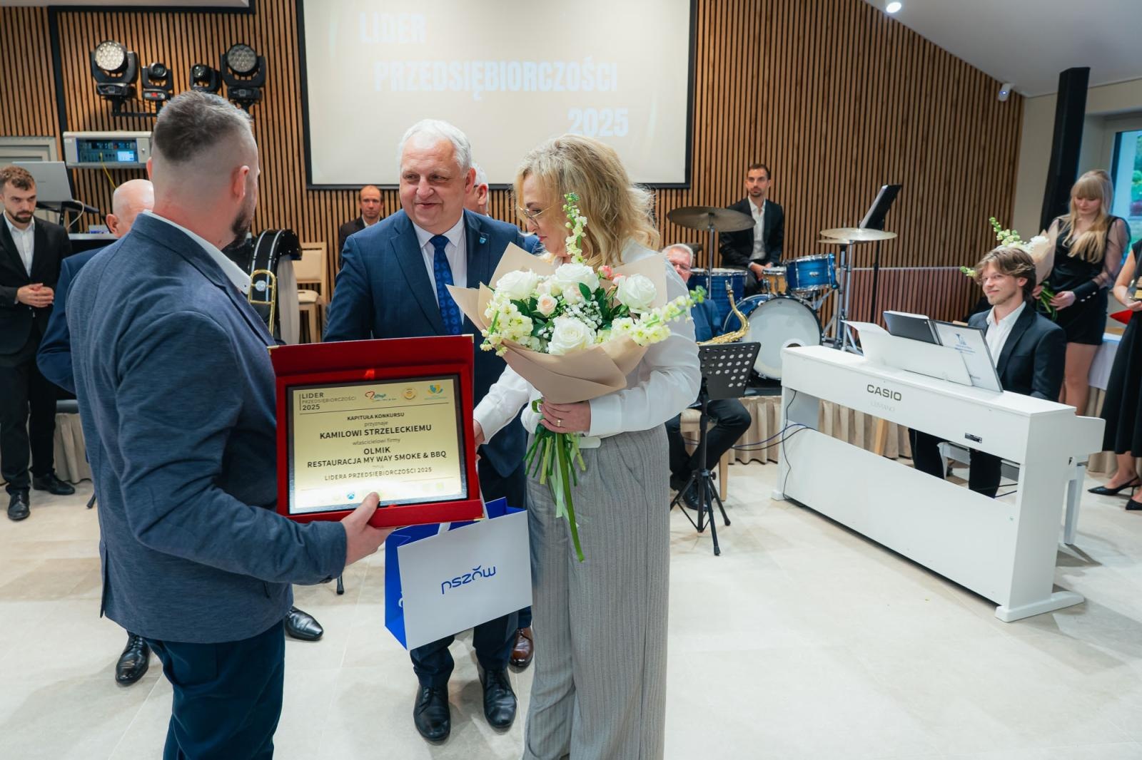 Zdjęcie w galerii na portalu naszwodzislaw.com: Liderzy przedsiębiorczości uhonorowani. Te firmy wyznaczają kierunek rozwoju regionu [FOTO] wiadomości z regionu