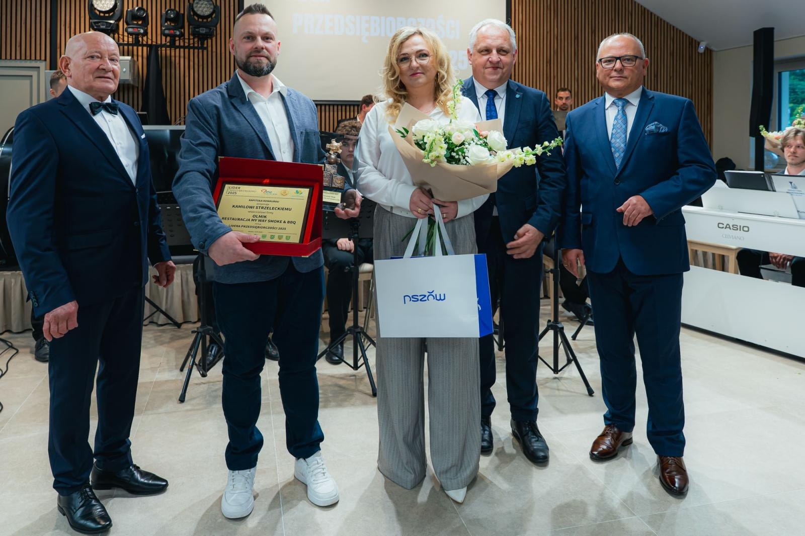 Zdjęcie w galerii na portalu naszwodzislaw.com: Liderzy przedsiębiorczości uhonorowani. Te firmy wyznaczają kierunek rozwoju regionu [FOTO] wiadomości z regionu