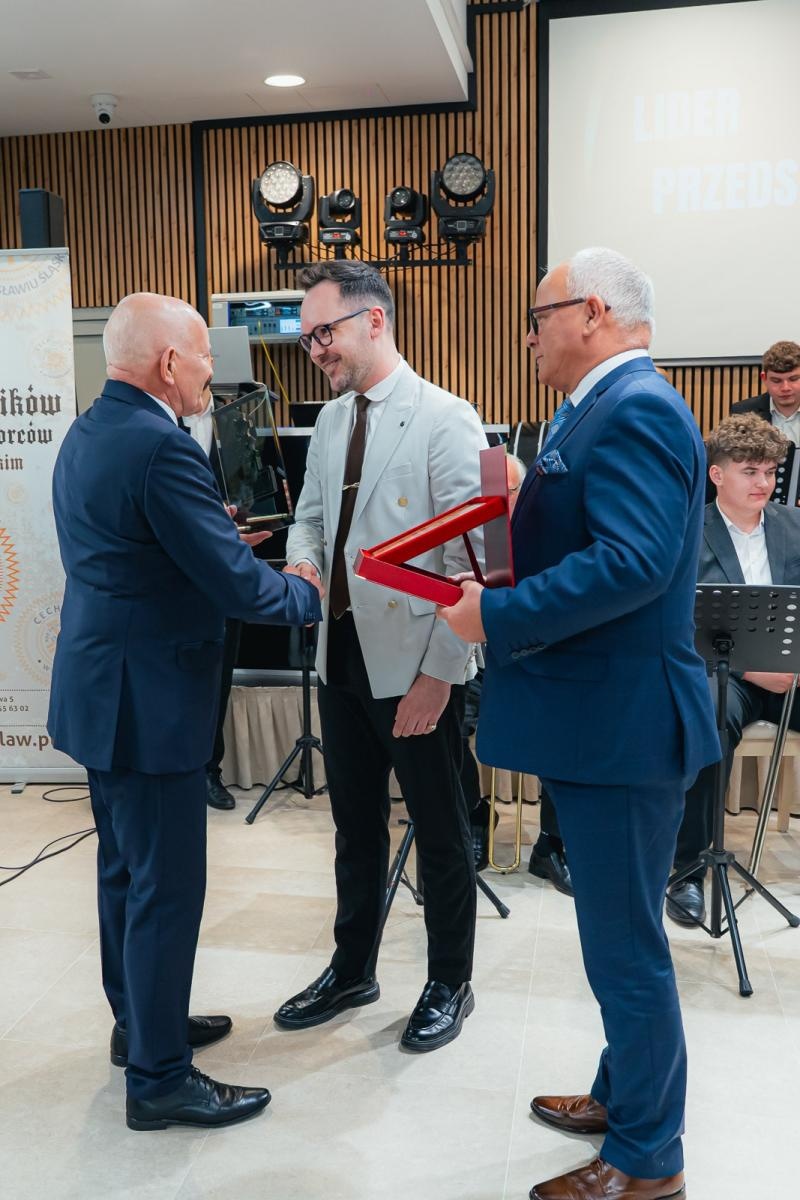 Zdjęcie w galerii na portalu naszwodzislaw.com: Liderzy przedsiębiorczości uhonorowani. Te firmy wyznaczają kierunek rozwoju regionu [FOTO] wiadomości z regionu