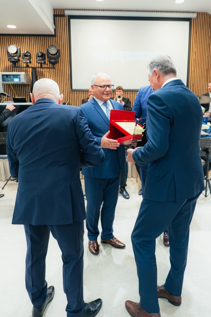 Zdjęcie w galerii na portalu naszwodzislaw.com: Liderzy przedsiębiorczości uhonorowani. Te firmy wyznaczają kierunek rozwoju regionu [FOTO] wiadomości z regionu