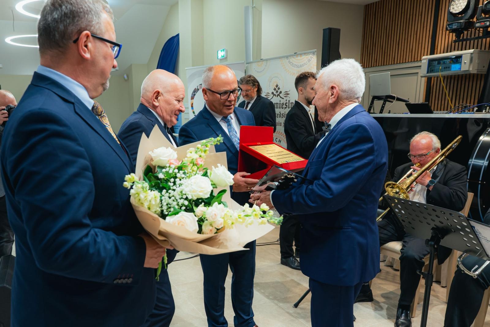 Zdjęcie w galerii na portalu naszwodzislaw.com: Liderzy przedsiębiorczości uhonorowani. Te firmy wyznaczają kierunek rozwoju regionu [FOTO] wiadomości z regionu
