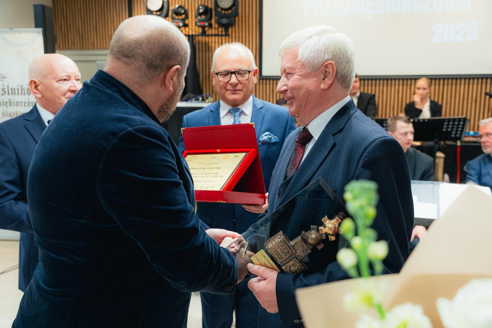 Zdjęcie w galerii na portalu naszwodzislaw.com: Liderzy przedsiębiorczości uhonorowani. Te firmy wyznaczają kierunek rozwoju regionu [FOTO] wiadomości z regionu