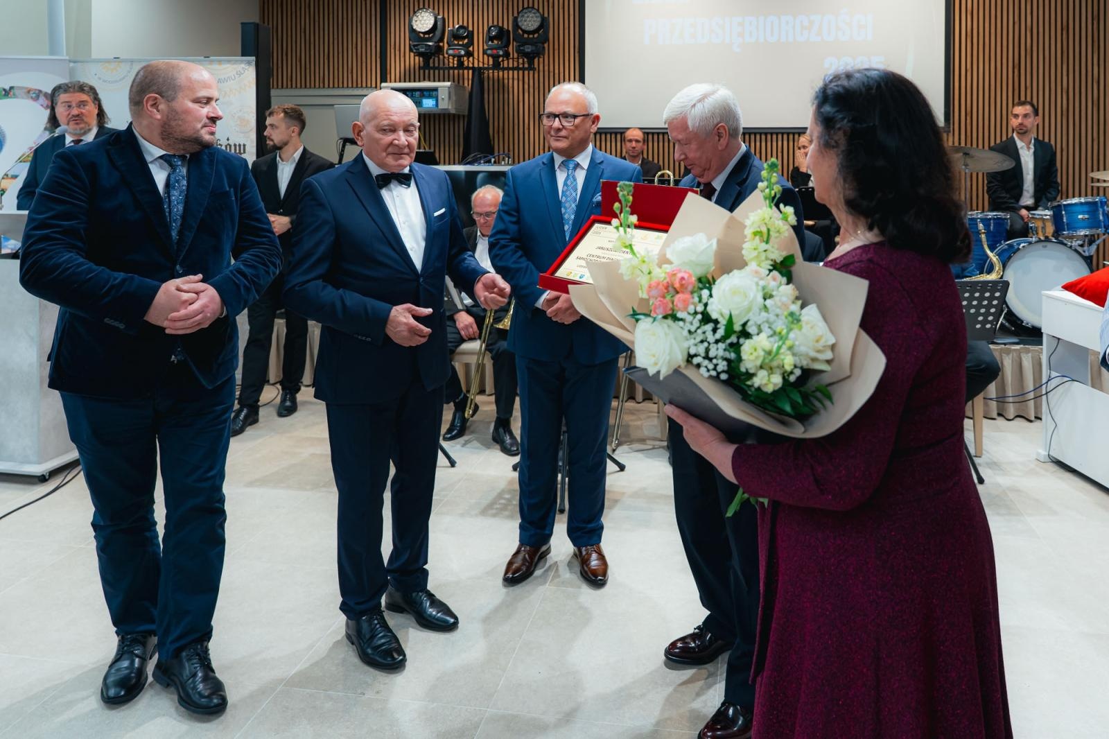 Zdjęcie w galerii na portalu naszwodzislaw.com: Liderzy przedsiębiorczości uhonorowani. Te firmy wyznaczają kierunek rozwoju regionu [FOTO] wiadomości z regionu