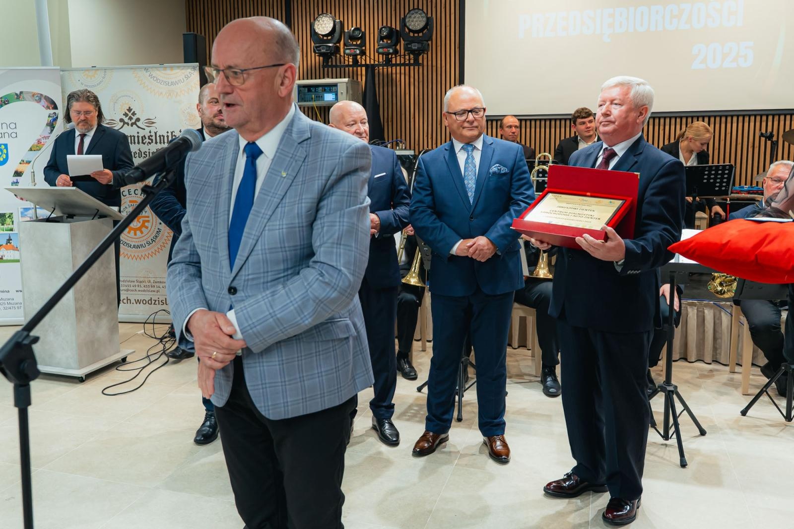 Zdjęcie w galerii na portalu naszwodzislaw.com: Liderzy przedsiębiorczości uhonorowani. Te firmy wyznaczają kierunek rozwoju regionu [FOTO] wiadomości z regionu