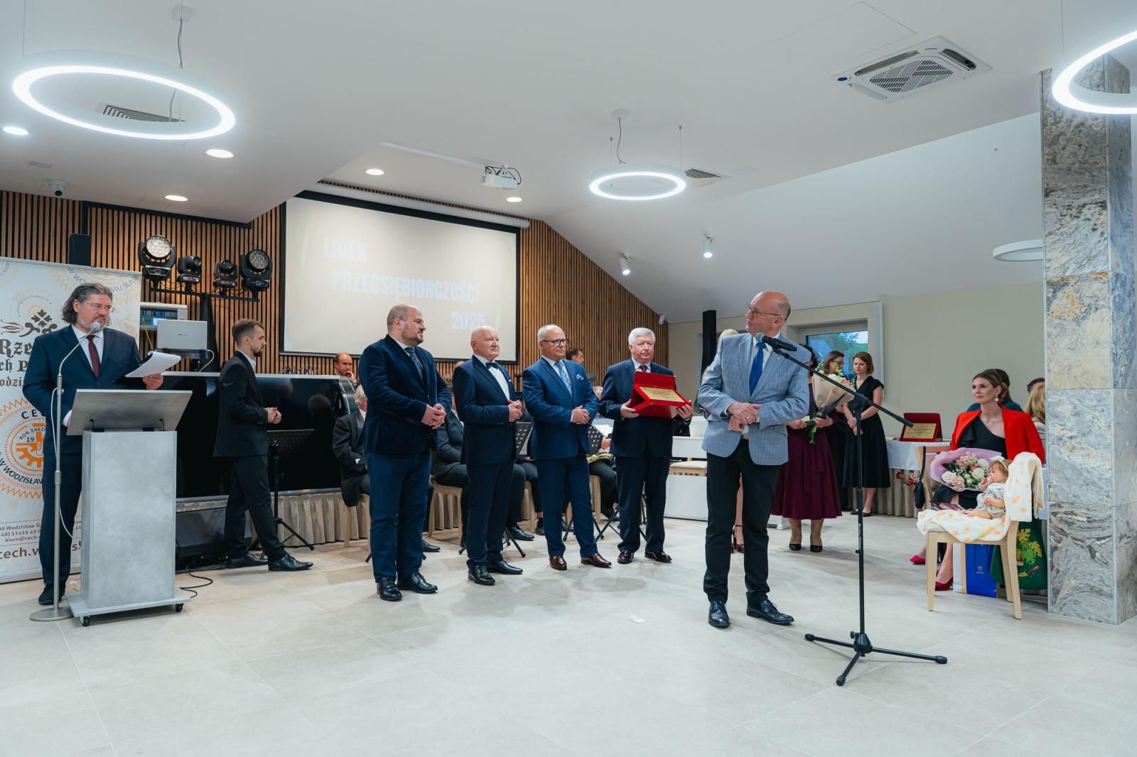 Zdjęcie w galerii na portalu naszwodzislaw.com: Liderzy przedsiębiorczości uhonorowani. Te firmy wyznaczają kierunek rozwoju regionu [FOTO] wiadomości z regionu