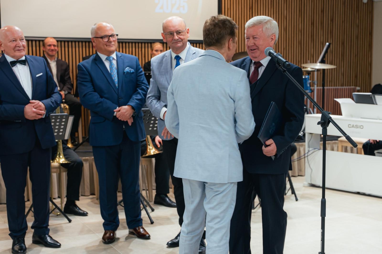 Zdjęcie w galerii na portalu naszwodzislaw.com: Liderzy przedsiębiorczości uhonorowani. Te firmy wyznaczają kierunek rozwoju regionu [FOTO] wiadomości z regionu