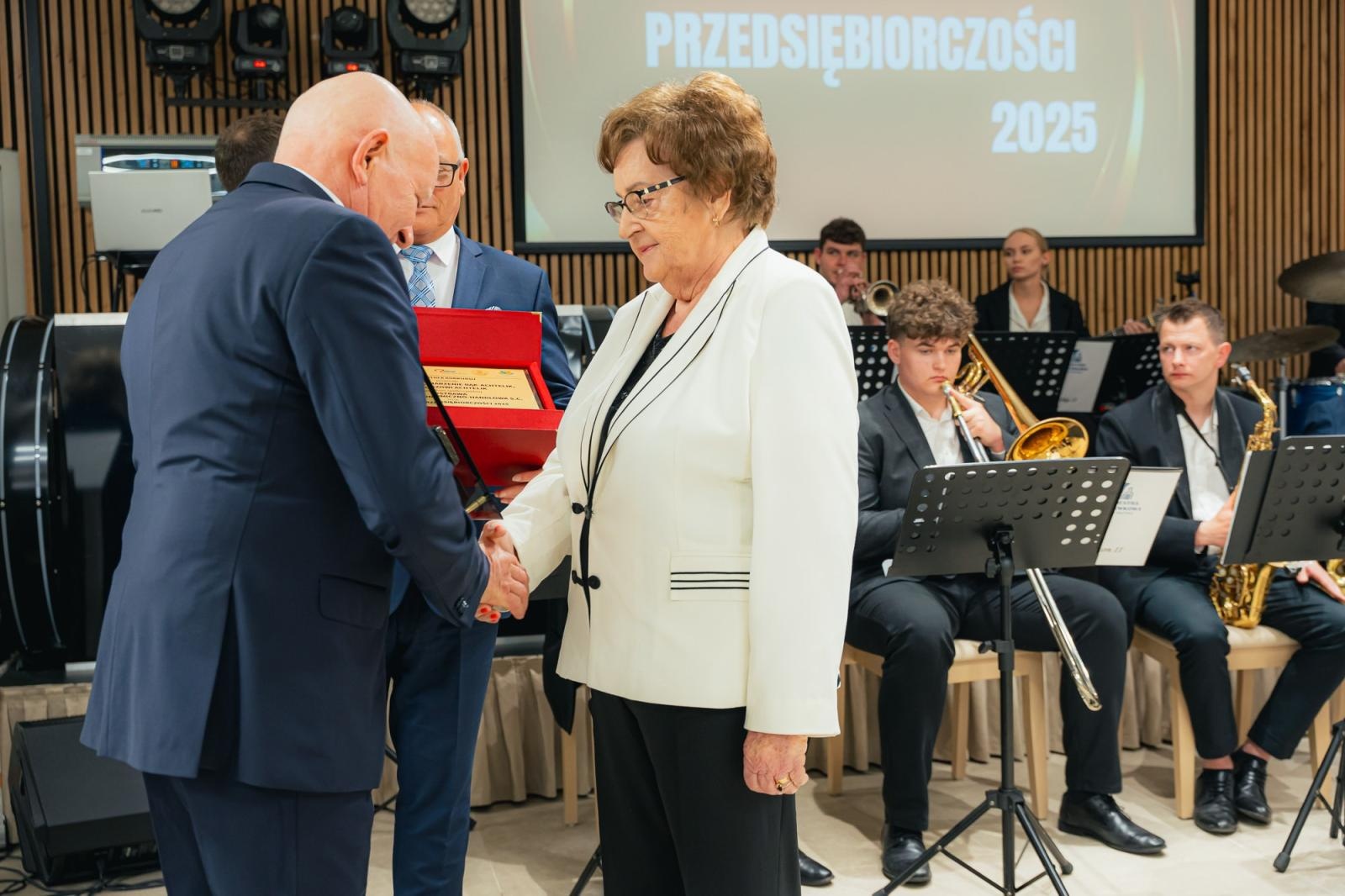 Zdjęcie w galerii na portalu naszwodzislaw.com: Liderzy przedsiębiorczości uhonorowani. Te firmy wyznaczają kierunek rozwoju regionu [FOTO] wiadomości z regionu