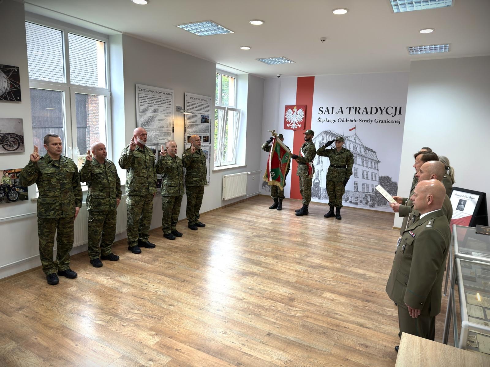 Zdjęcie w galerii na portalu naszwodzislaw.com: Ślubowanie funkcjonariuszy służby kontraktowej wiadomości z regionu