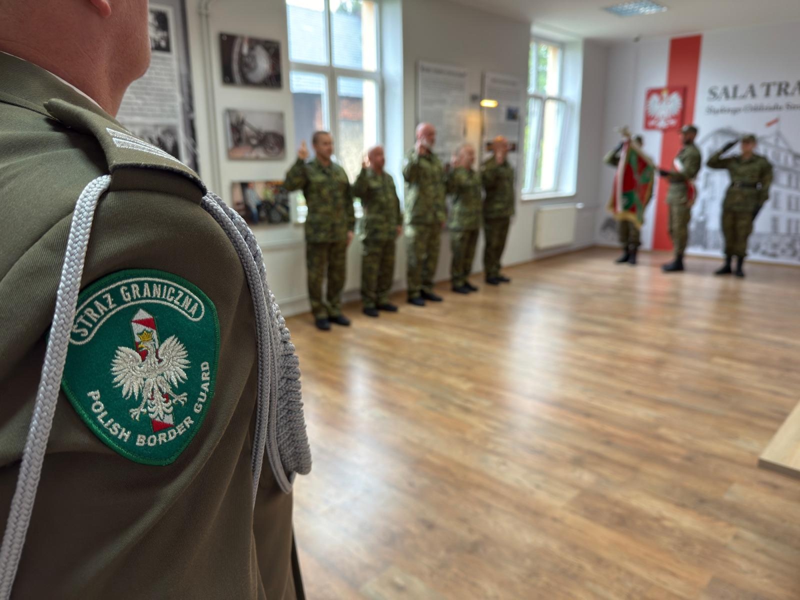 Zdjęcie w galerii na portalu naszwodzislaw.com: Ślubowanie funkcjonariuszy służby kontraktowej wiadomości z regionu