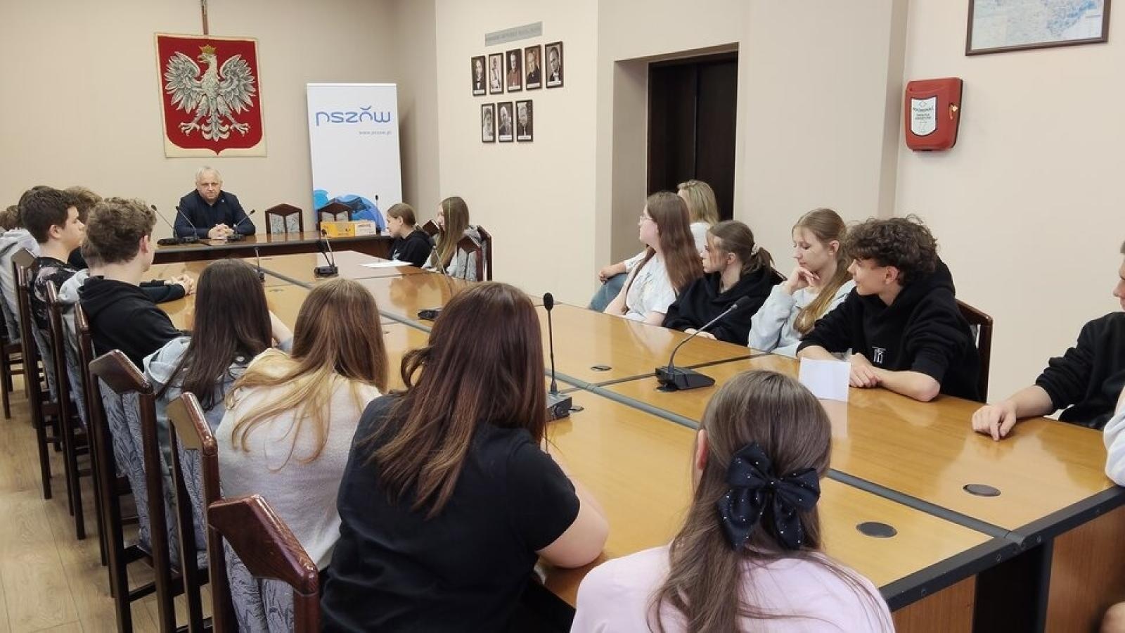 Zdjęcie w galerii na portalu naszwodzislaw.com: Jak działa miasto od środka? Uczniowie SP 1 odwiedzili Urząd Miasta w Pszowie wiadomości z regionu